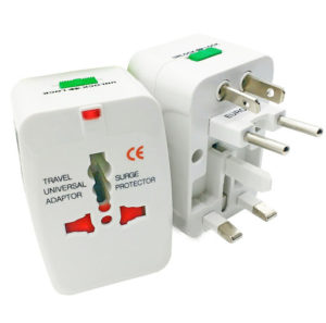 Adaptador universal para tomada padrão europeu/americano, produto da Eletrônica Apolo.